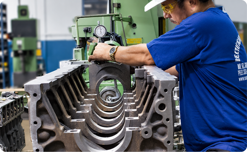 Técnico de Codane reparando un bloque de motor
