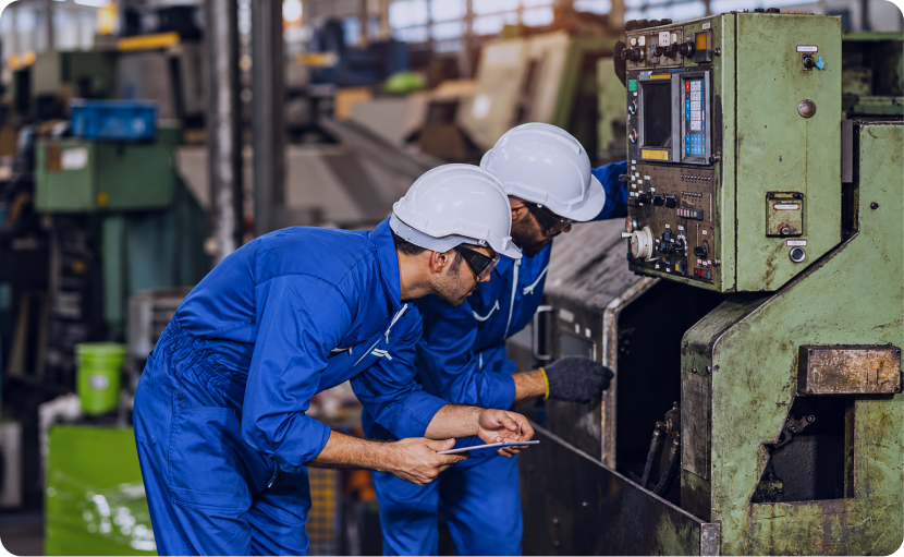 Operarios de Codane revisando una pieza en una máquina de mecanizado