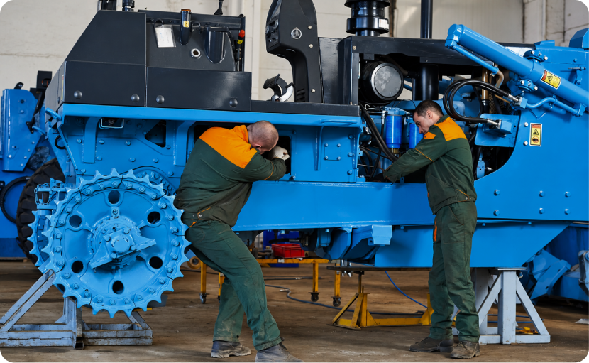 Operarios de Codane reconstruyendo una máquina pesada