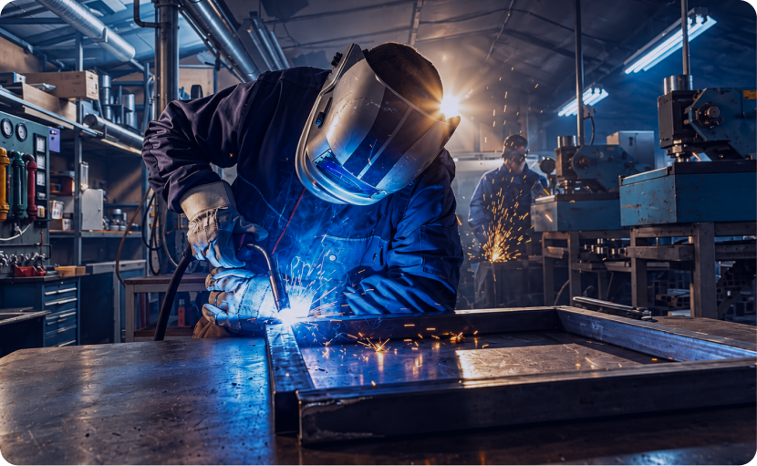 Soldador de Codane trabajando sobre una plancha metálica